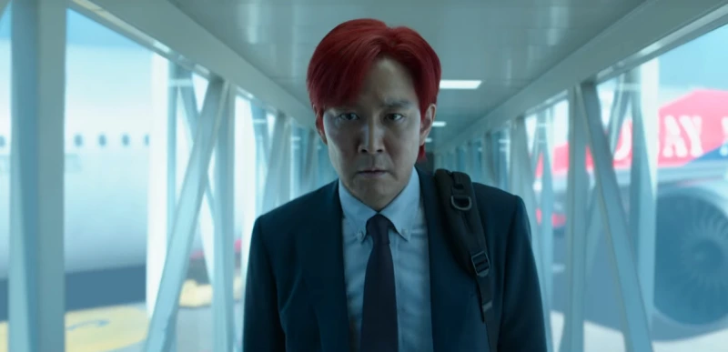 비행기 탑승 터널을 배경으로 비행기를 탑승하지 않고 되돌아 가는 빨강머리의 성기훈