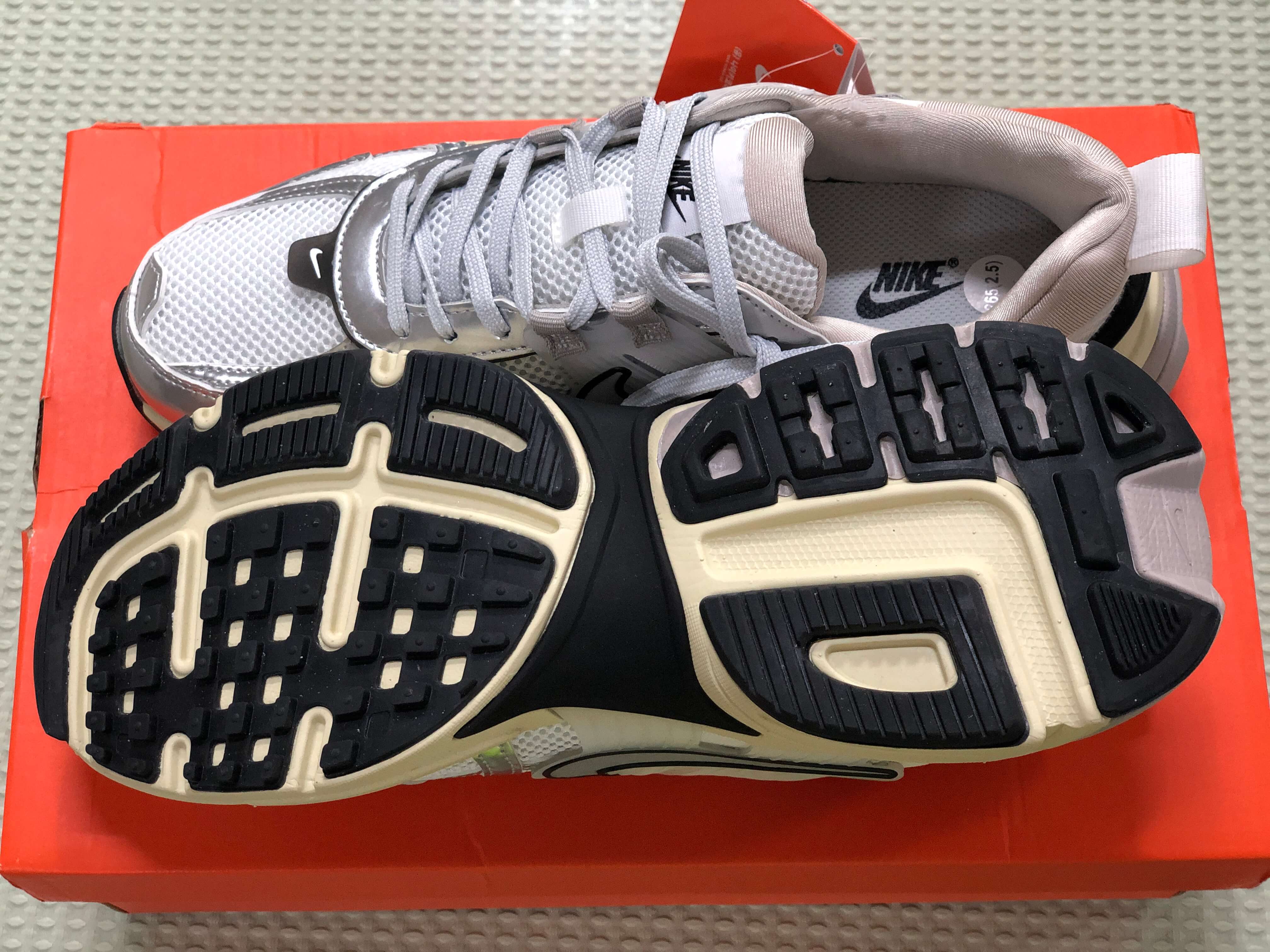 민수랜드-나이키우먼스V2K런메탈릭 쿨 반절