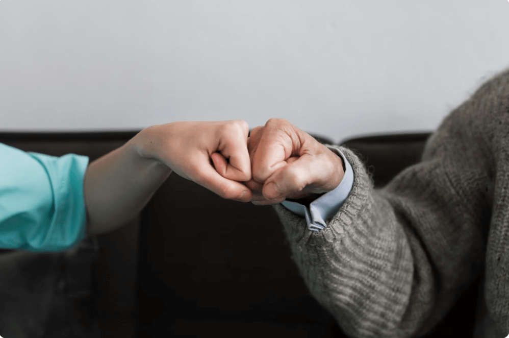 서로 화이팅 하고 있는 노부부