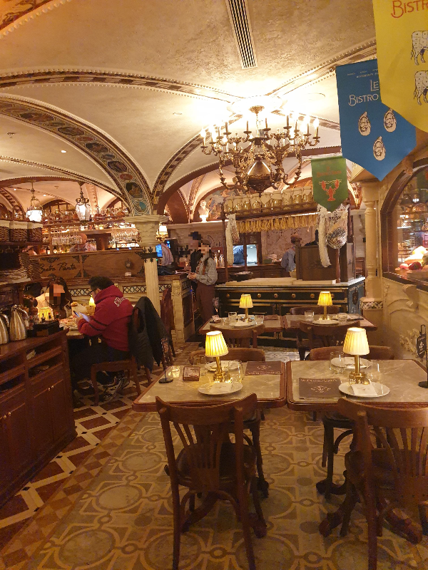 아치형 천정 구조물과 빈티지한 테이블이 유럽 궁전 느낌을 낸다.