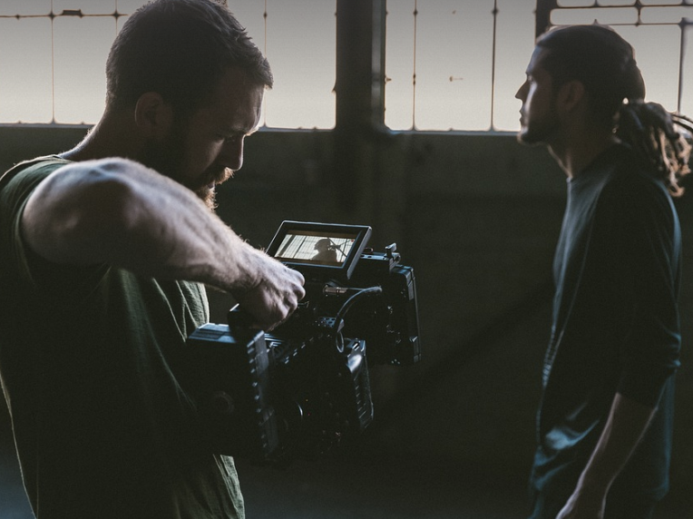 영화 전공생이 배우를 카메라로 촬영하고 있는 사진