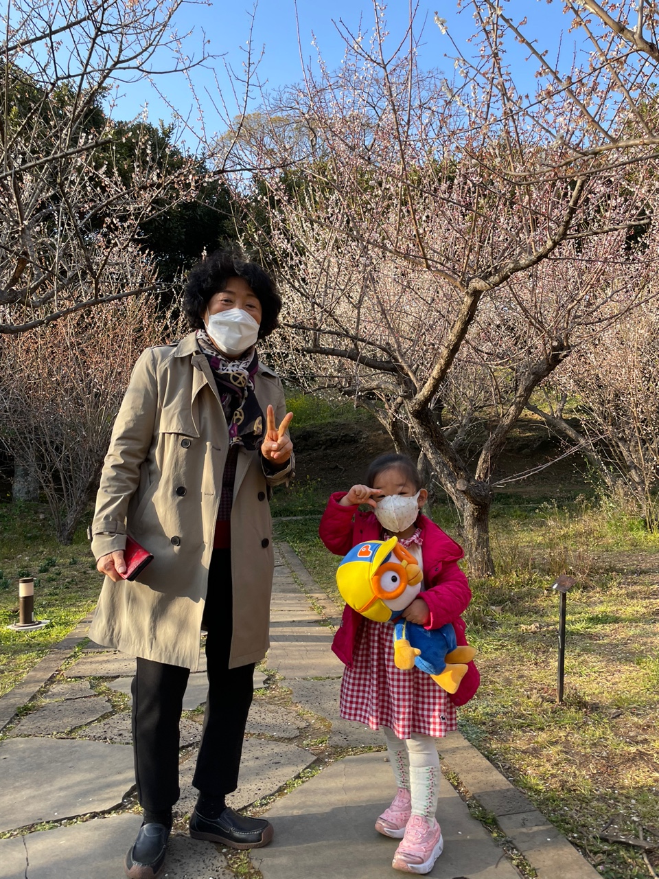 22년 걸매공원에서 어머니와 지아가 사진을 찍는 포즈를 잡고 있다