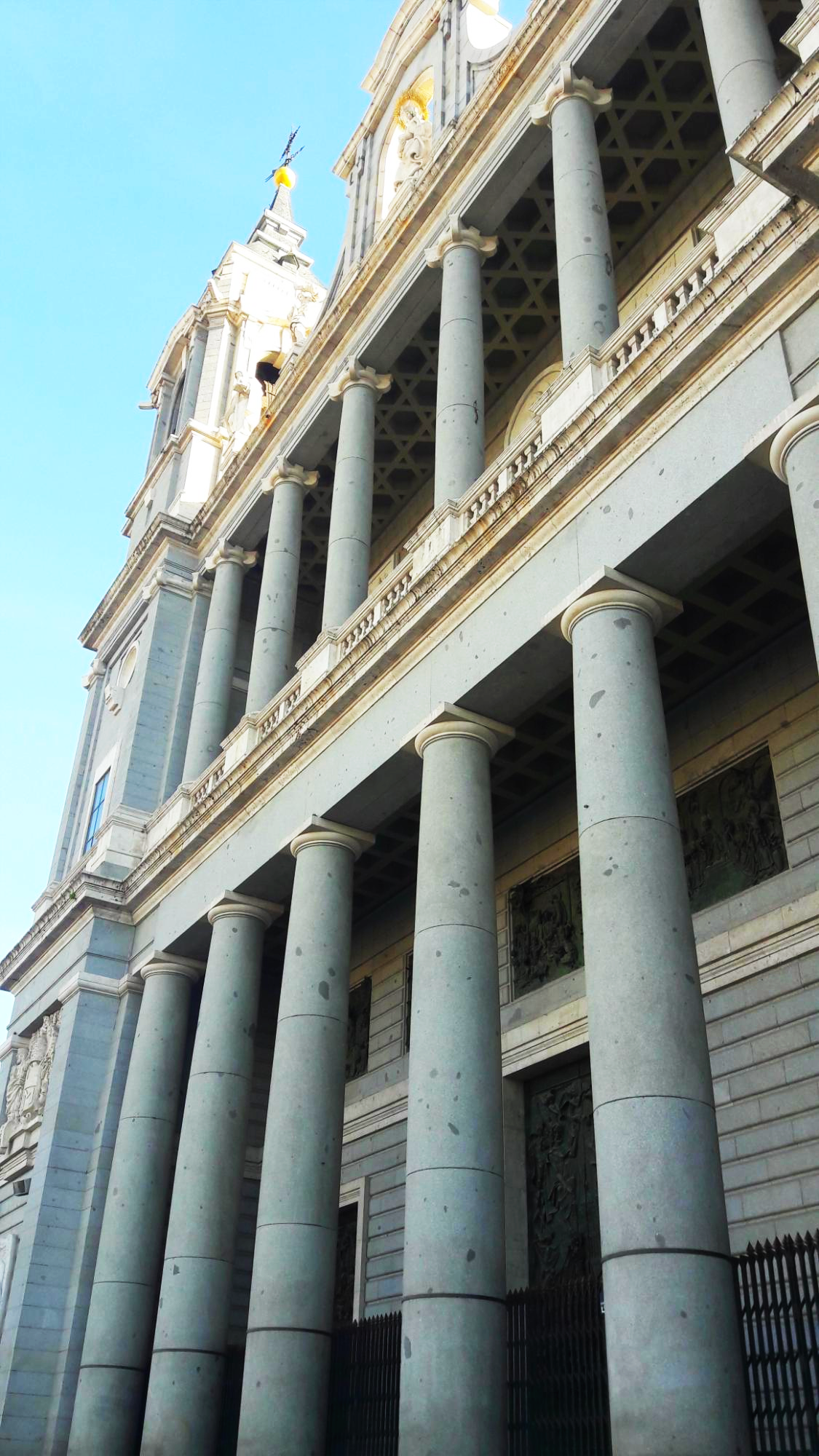 스페인 마드리드 알무데나 대성당 외벽