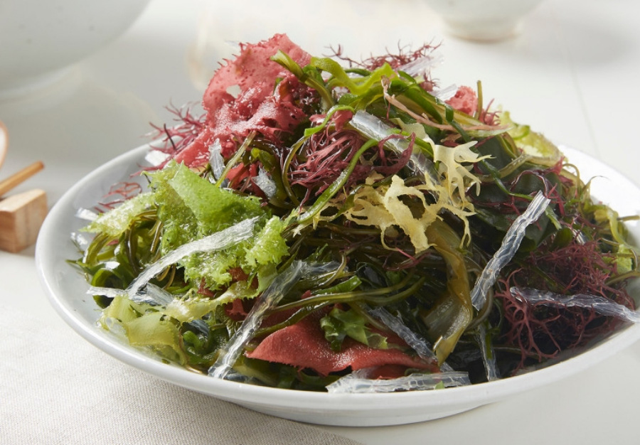 바다에서 채취를 한 각종 해조류를 깨끗하게 세척을 한 후에 잘라 놓은 것을 여러 개 혼합을 하여 샐러드로 만든 것을 하얀 그릇에 가득 담아둔 것을 확대를 하여 찍은 사진