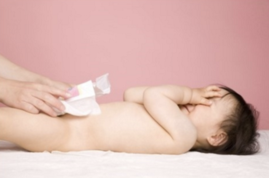 기저귀 갈고있는 아기