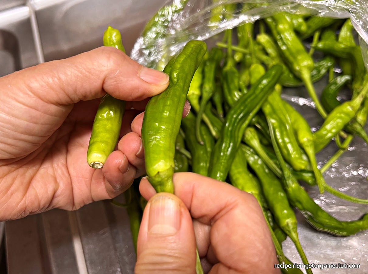 꽈리고추 꼭지 따는 사진