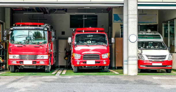 서 있는 소방차