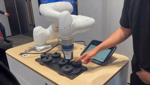 두산로보틱스가 만든 협동로봇. 움직임이 부드러워 사람의 손재주가 필요한 나사조립과 같은 작업도 원활히 수행한다.