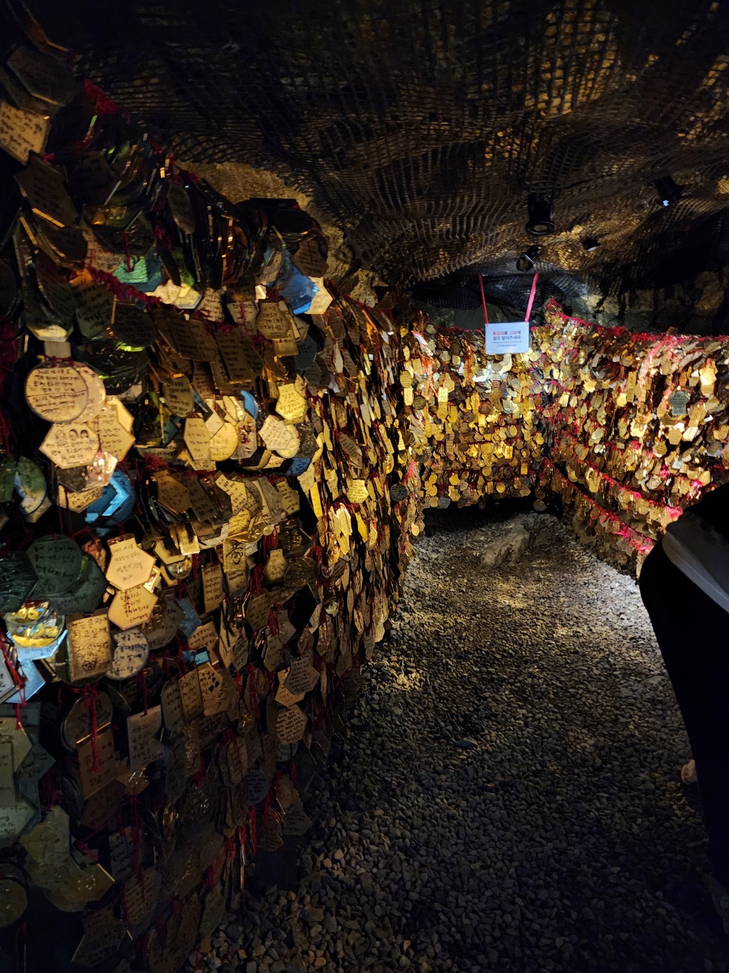 소원이 적힌 황금패들이 많아요.