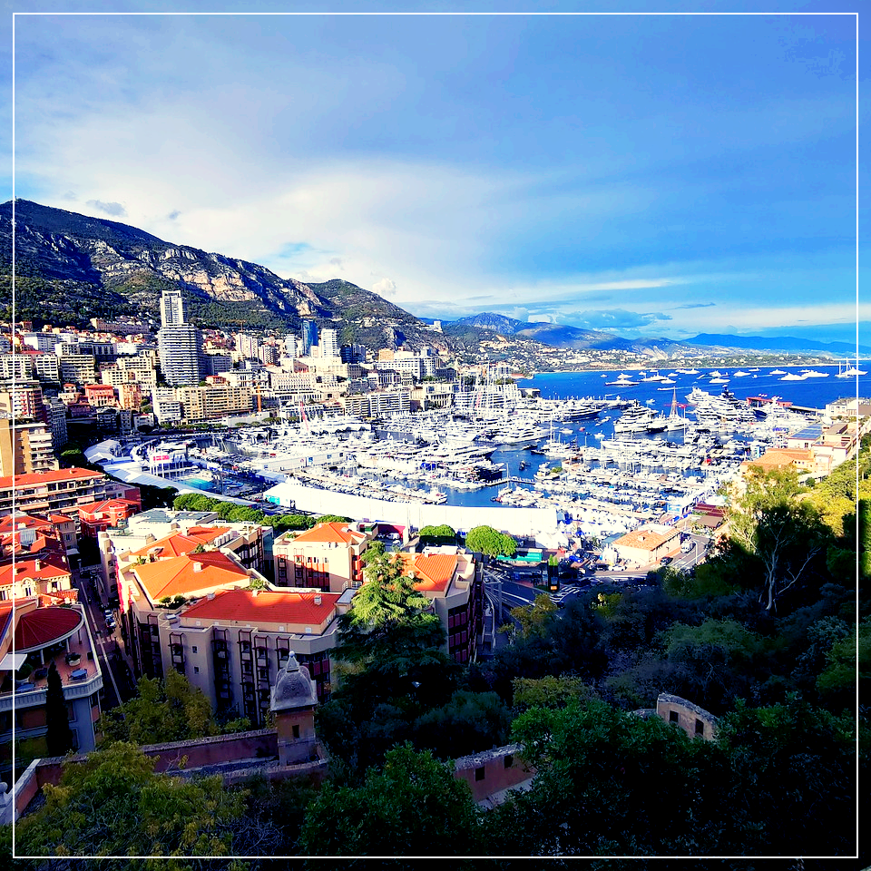 모나코의 해변을 둘러싼 도시의 모습