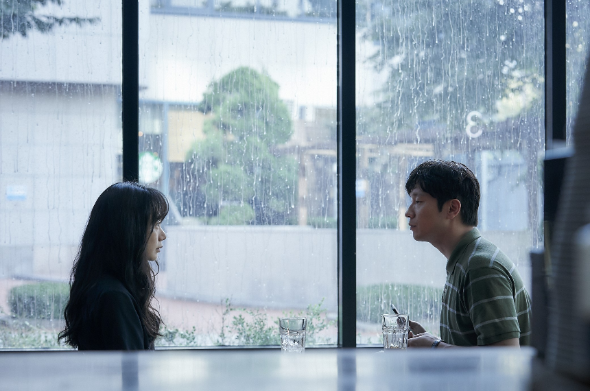 2025 영화 &amp;#39;바이러스&amp;#39; 리뷰 : 감염되면 사랑에 빠지는 독특한 로맨스