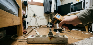 먼지가 많은 멀티탭