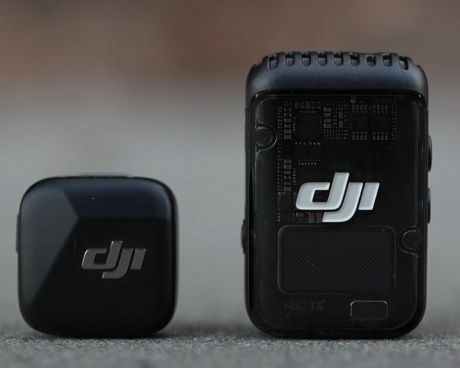 좌측 dji mic mini 이고 우측 dji mic 2이다. 크기가 미니가 절반만하다.