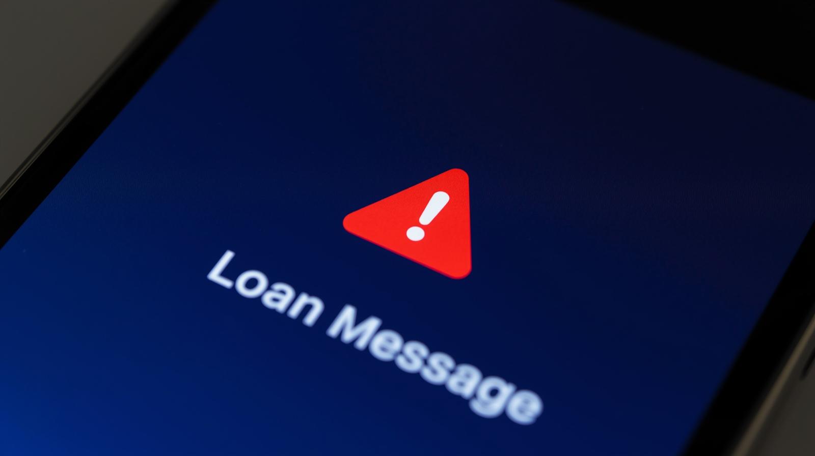 불법 대출 문자 경고가 표시된 스마트폰 화면