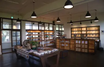 명월국민학교 교실이미지 우측에 책장이이 있고 교실 중앙에 갈색테이블