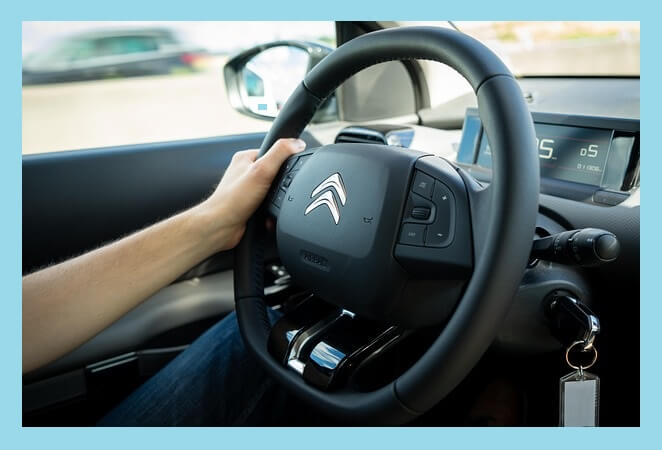 운전대-잡은-손