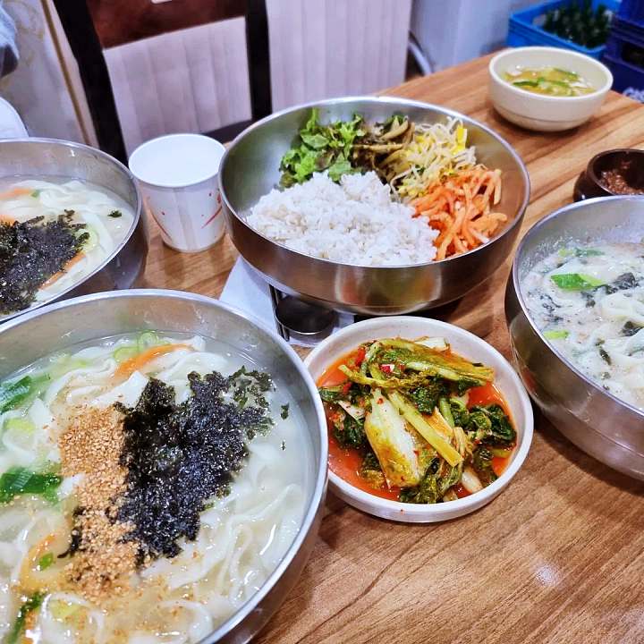 그리움을 달래는 온기 아낌없는 정성 한 그릇 잔치국수 비빔국수 칼국수 춘천 명동 중앙시장 맛집 추천 생방송투데이 인생 분식