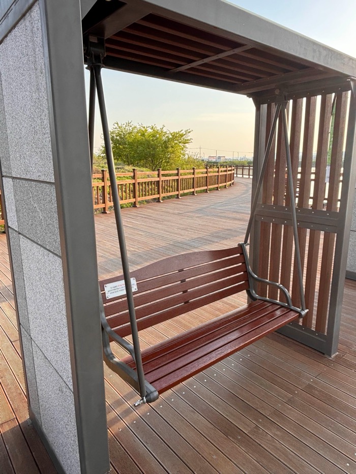 공원 그네 의자
K-park swing seat that draws people to pause and rest