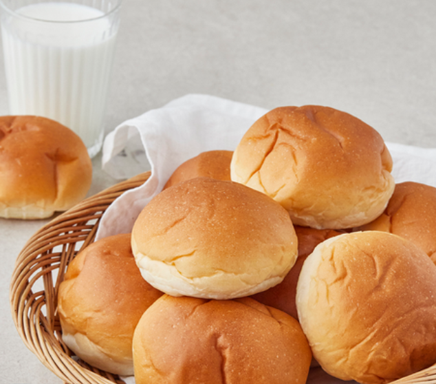 부드럽고 담백한 모닝빵 – 아침 식사나 샌드위치용으로 활용되는 베이커리 빵 