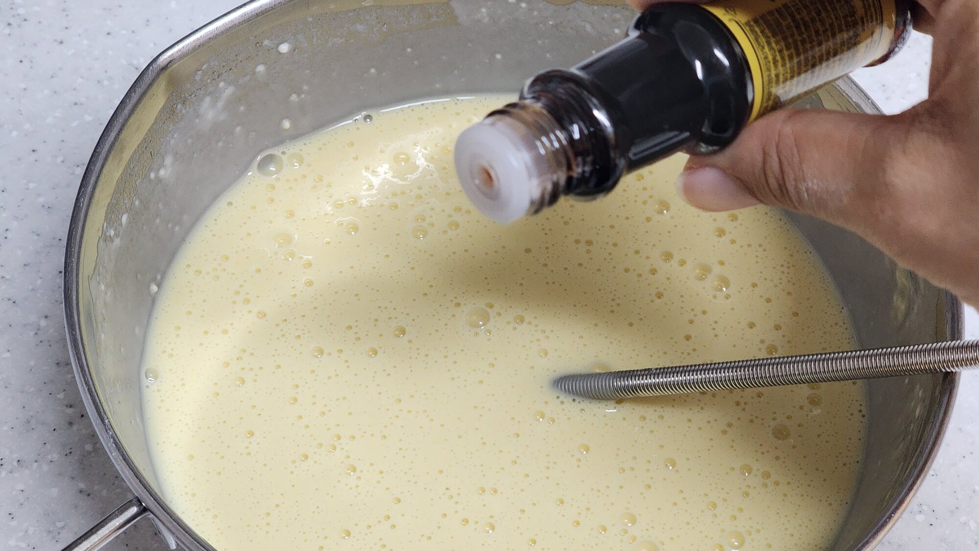 반죽에 바닐라 익스트렉 넣기