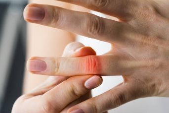 손가락 마디 통증 원인과 대처법