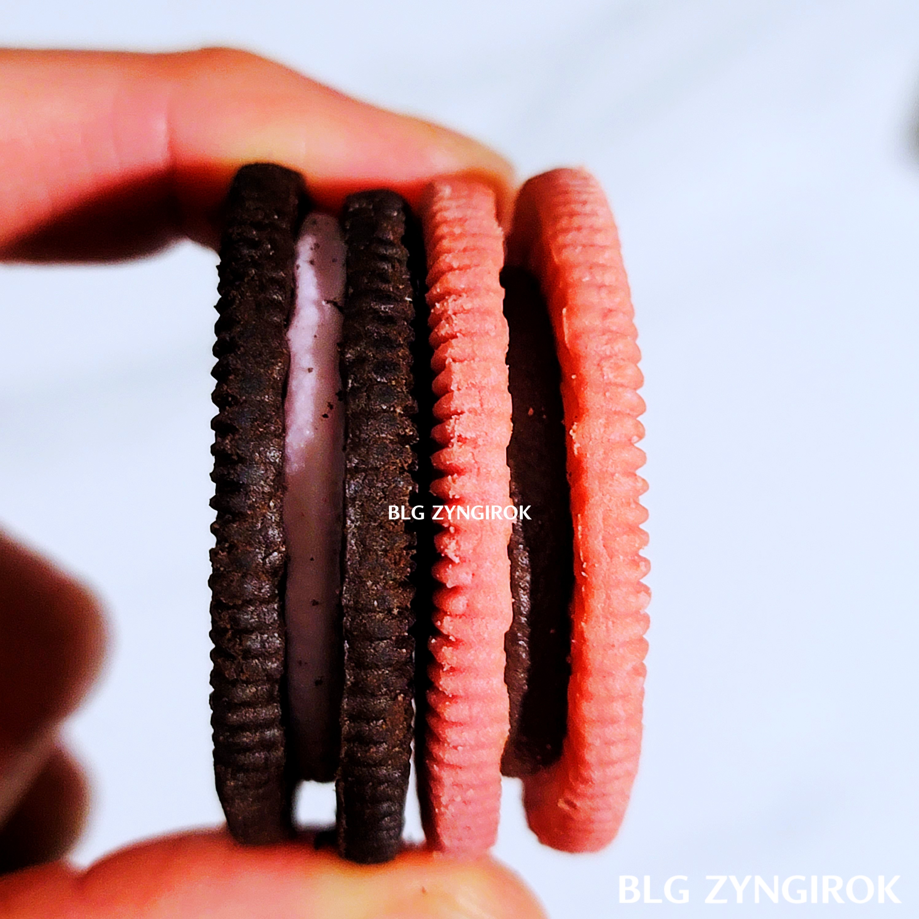 블랙오레오와-핑크오레오를-겹쳐서-들고있다.