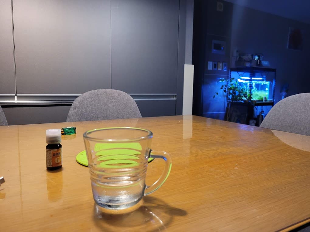 식탁에 올려져 있는 물한잔