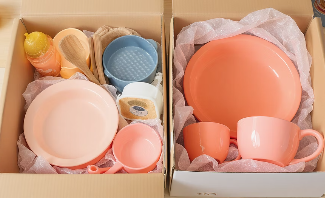 상자에 포장된 식기류