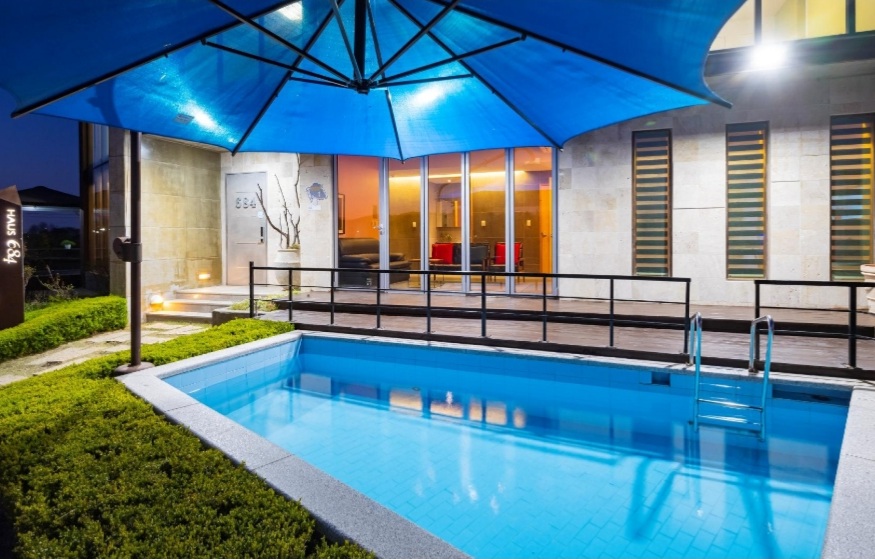 하우스684 수영장 야경