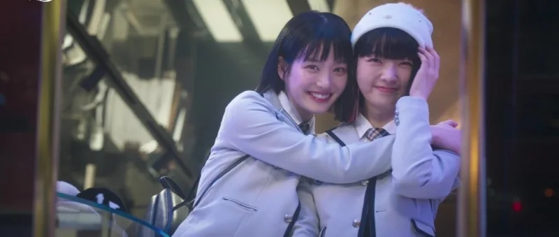 교복을 입고 학급 친구와 함께 사진을 찍고 있는 드라마 7인의 탈출의 이유비