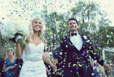 꽃가루속-행복해하는-신랑-신부