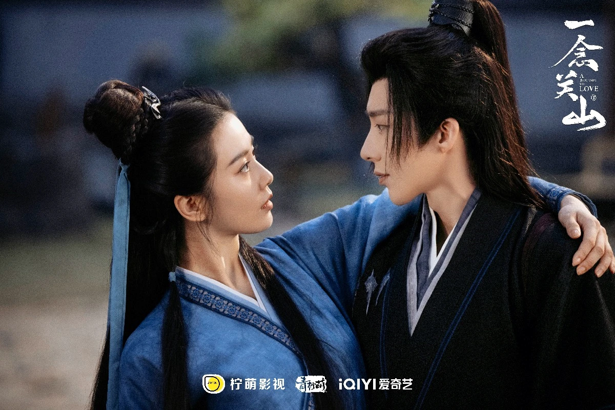 류시시_류우녕에_팔걸고_서로_쳐다보는_모습_스틸컷_일념관산