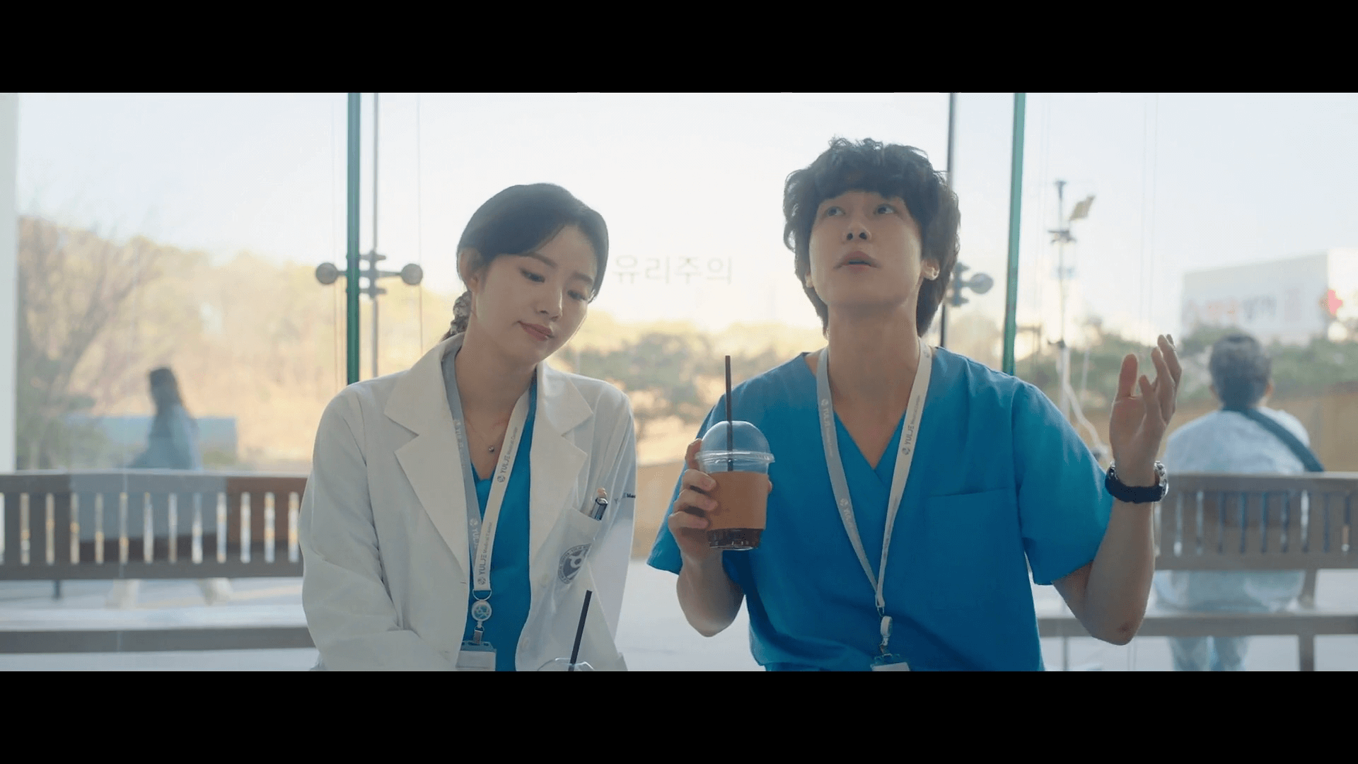 넷플릭스 드라마 '언젠가는 슬기로울 전공의생활' 3화 - 심화 학습 과정을 표남경에게 알려주는 엄재일