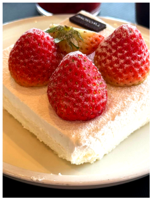 투썸플레이스 케이크 딸기가 메인