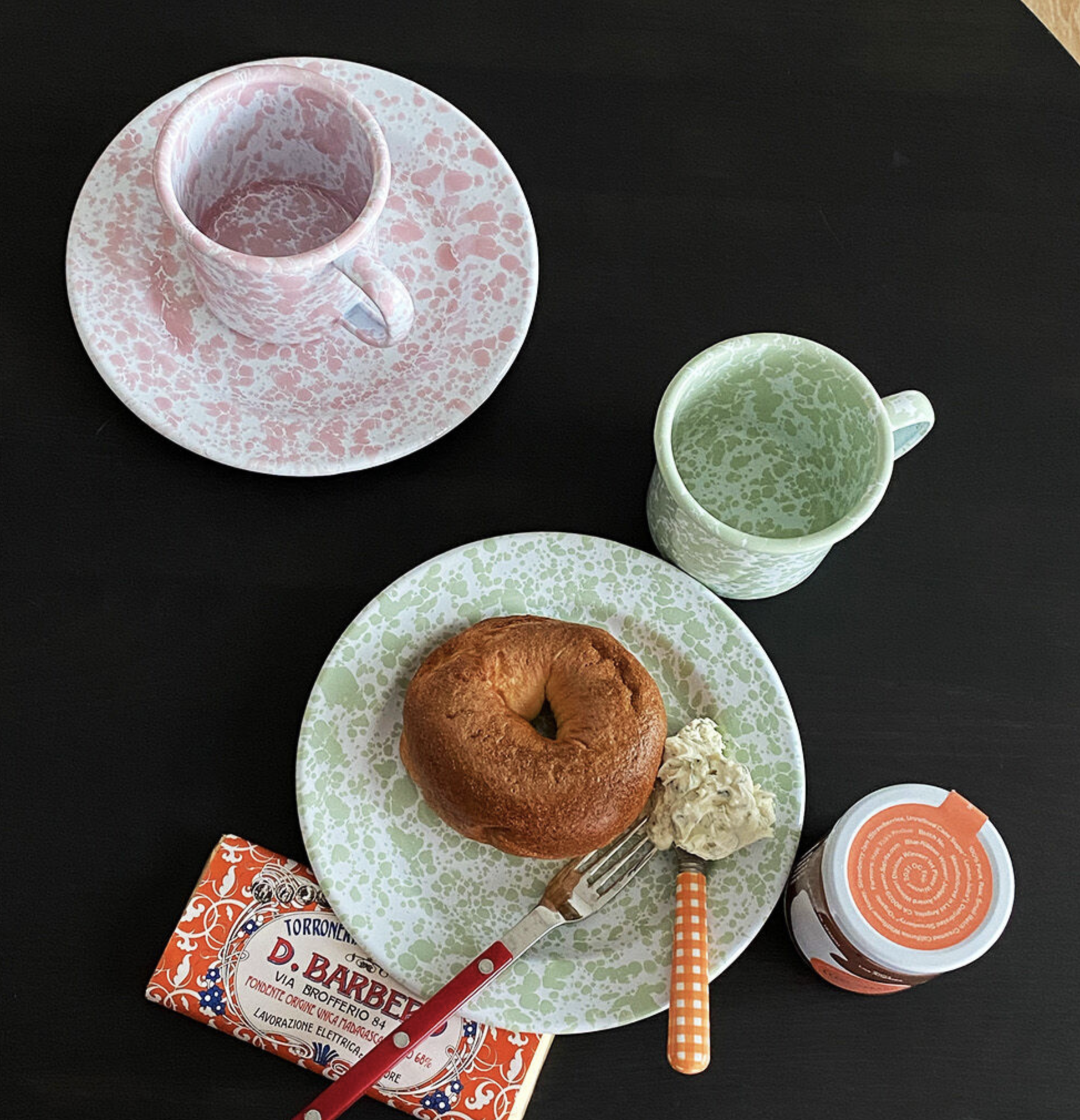 민트색, 분홍색 납작한 플레이트와 머그컵