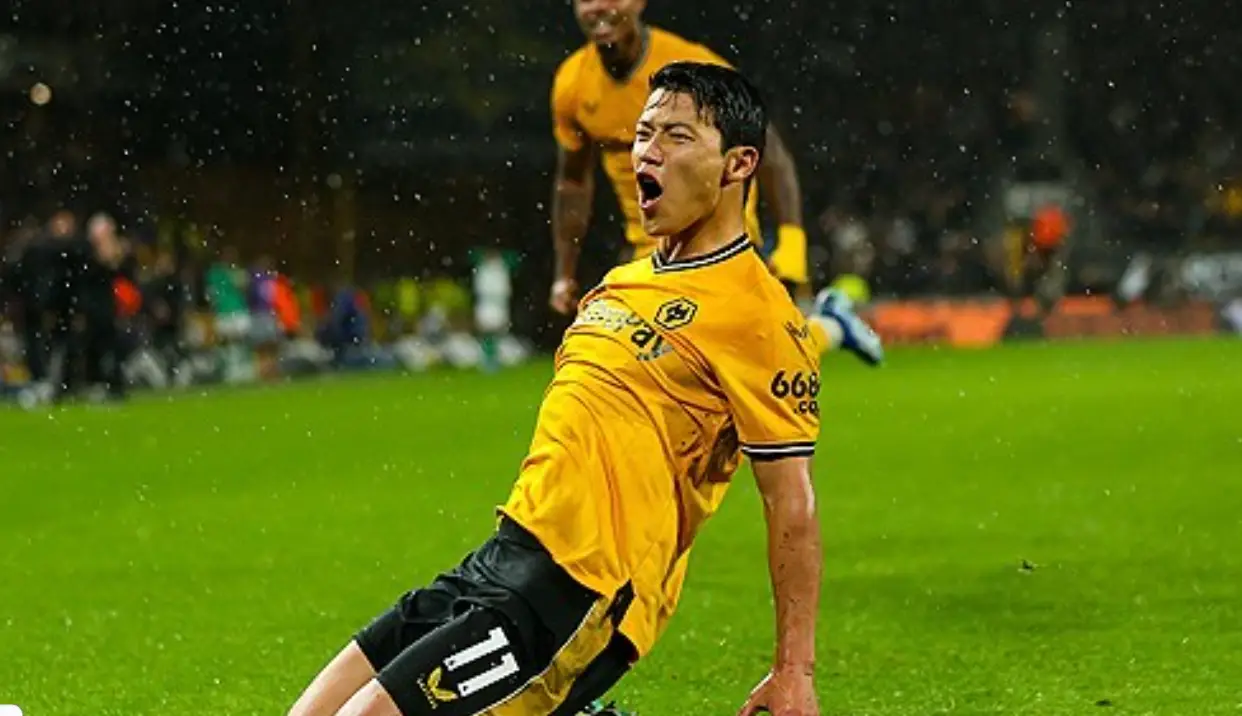 초록잔디 노란 유니폼 검은 반바지를 입고 무릎으로 슬라이딩하은 황희찬