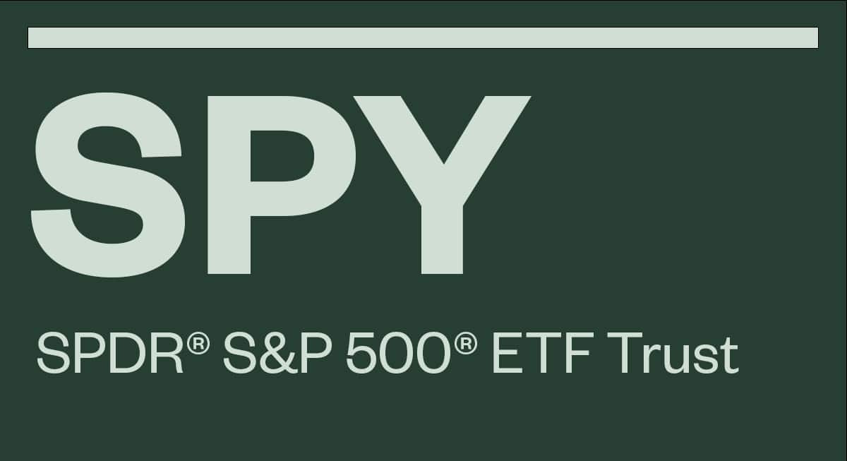SPY ETF는 1993년 1월 에 상장한 ETF로 S&amp;P 지수를 추종하는 ETF중에 가장 오래된 ETF 입니다. 
보통 미국을 대표하는 500개의 종목의 보통주로 구성됩니다. 
실제 ETF 상품명은 SPDR S&amp;P 500 ETF 입니다.