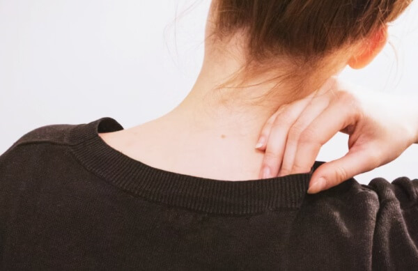 어깨부위의-옷을-만지는-사람