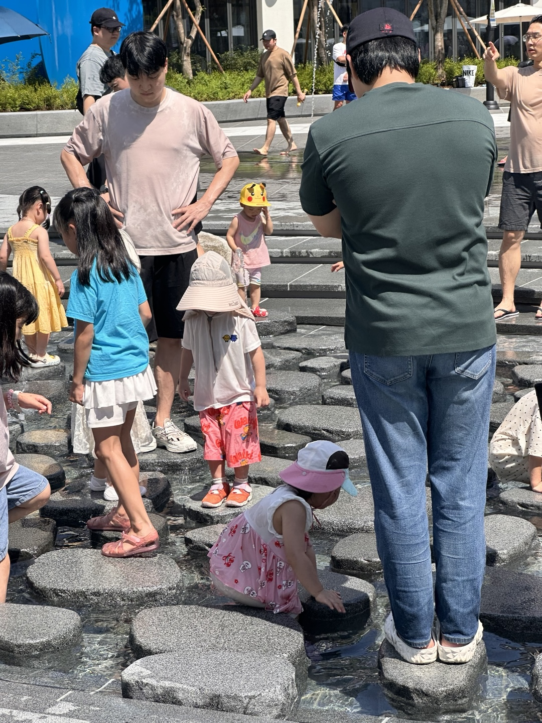돌다리는 여러 번 건너며 놀았어요