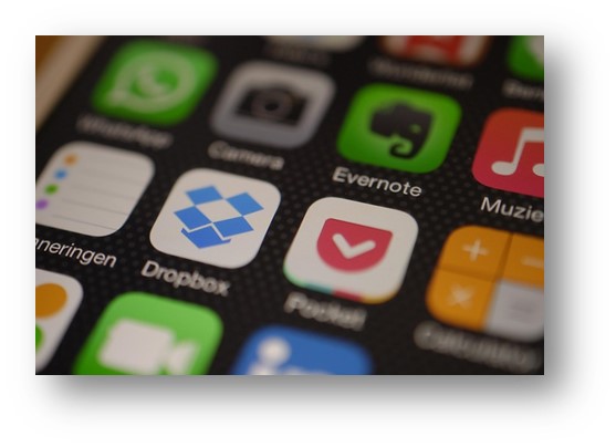 클라우드 저장소로서 파일을 공유하고 팀작업에 유용한 드롭박스 앱을 스마트폰에 설치한 모습