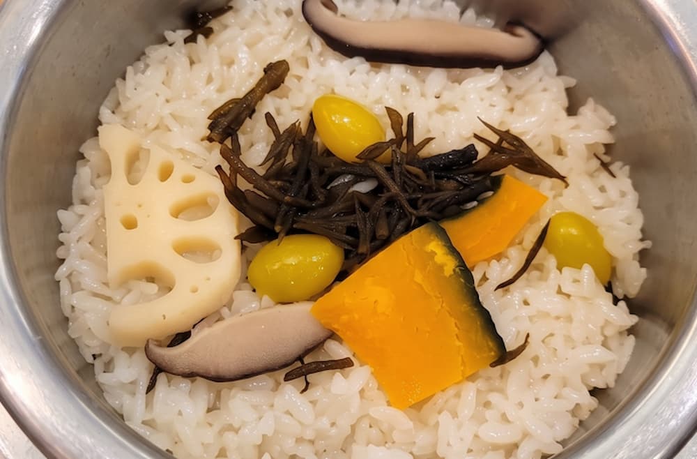 찹쌀 섞어 지은 밥 완성 모습 윤기 있는 혼합밥