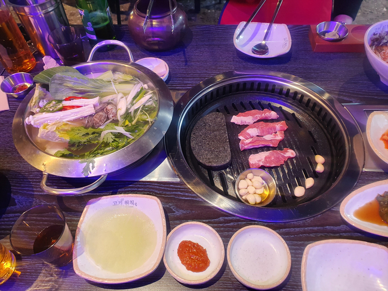 불판에-올려진-고기