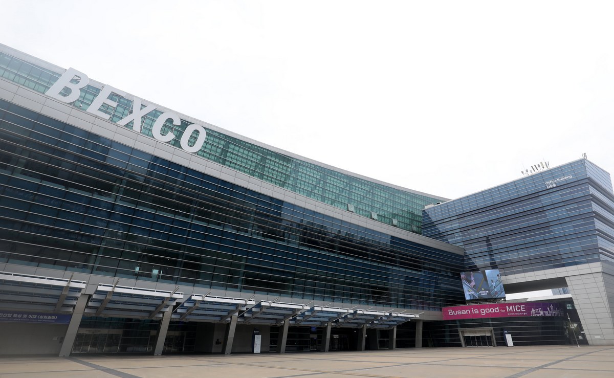 부산브릿지마라톤 집결지인 부산 벡스코 제1전시장 전경