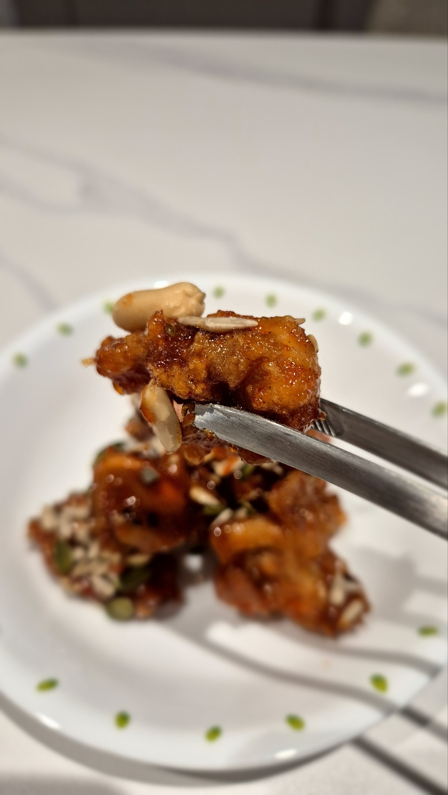 땅콩이 올라간 닭강정