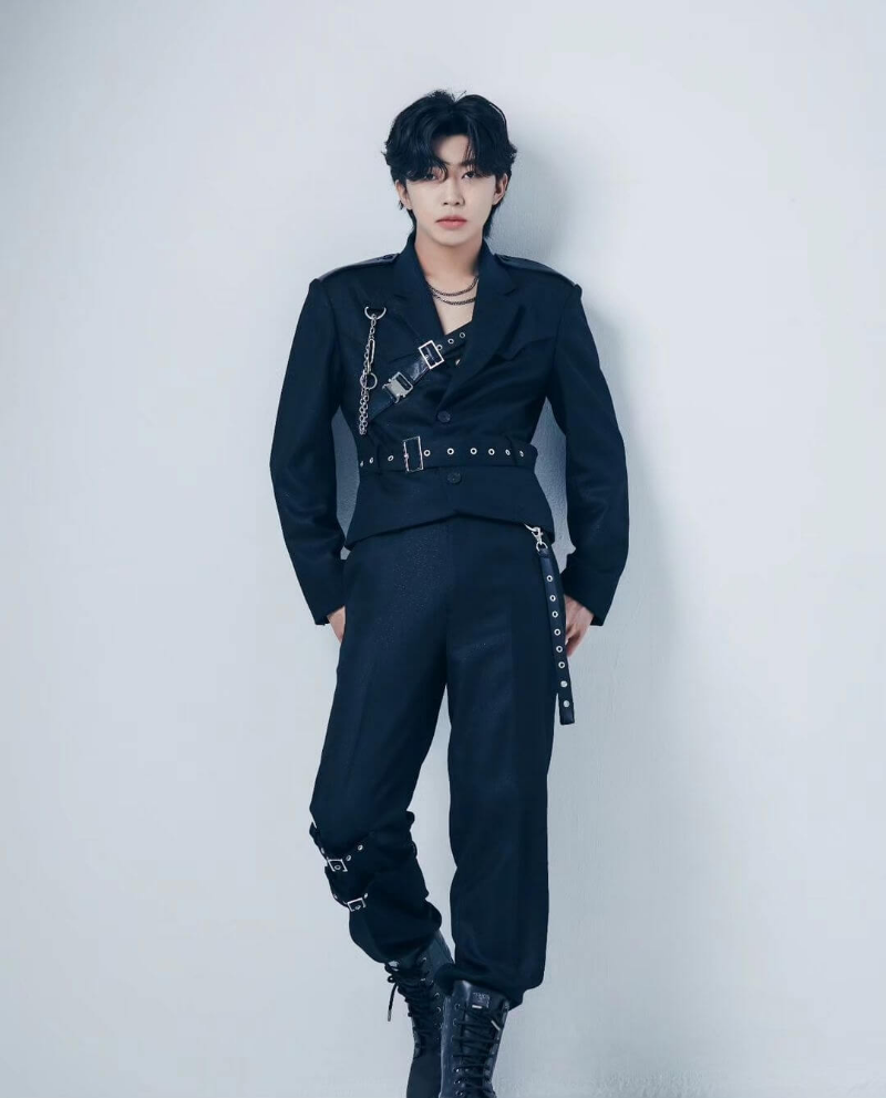 주머니에-손을-넛고-정면을-응시-하는-임영웅