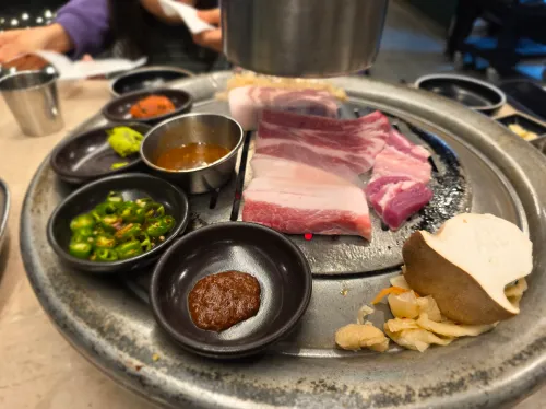 제주도 식당 숯불 위에서 맛있게 구워지는 흑돼지 오겹살 사진
