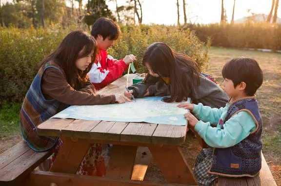 고속도로 휴게소를 돌아다니며 살고 있는 기우네 가족