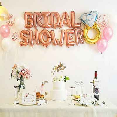 브라이덜샤워 케익 및 음식 셋팅된 모습