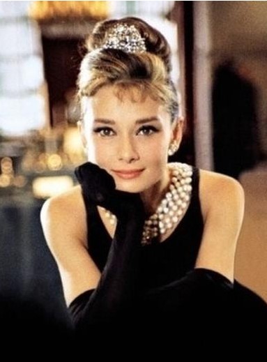 티파니에서 아침을-오드리햅번의 시크한 의상과 목걸이