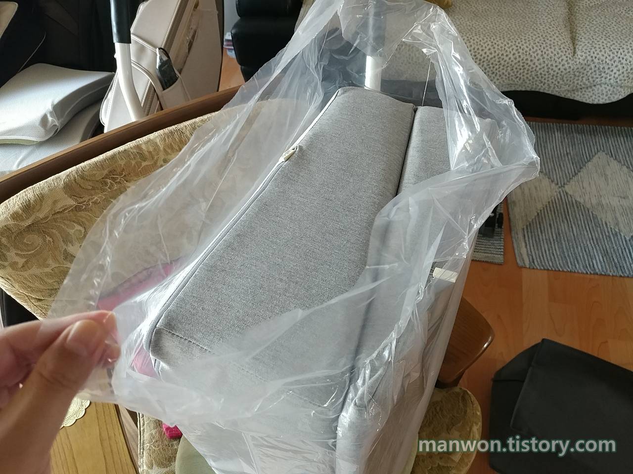 자 이제 비닐 포장도 벗기기 시작합니다.